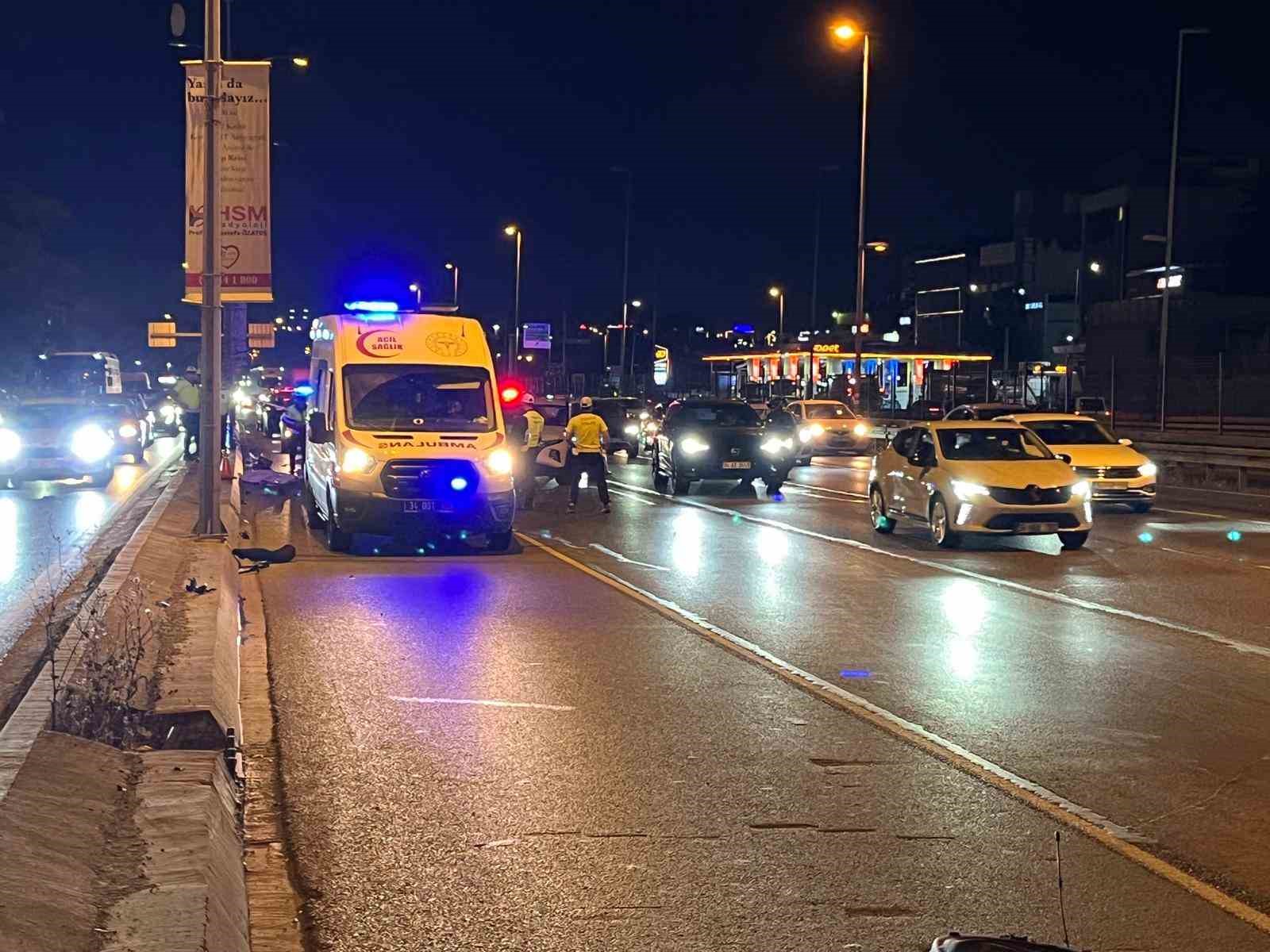 bakirkoy e5te kontrolden cikan motosiklet direge carpti 2 olu 1 vmnSb55d