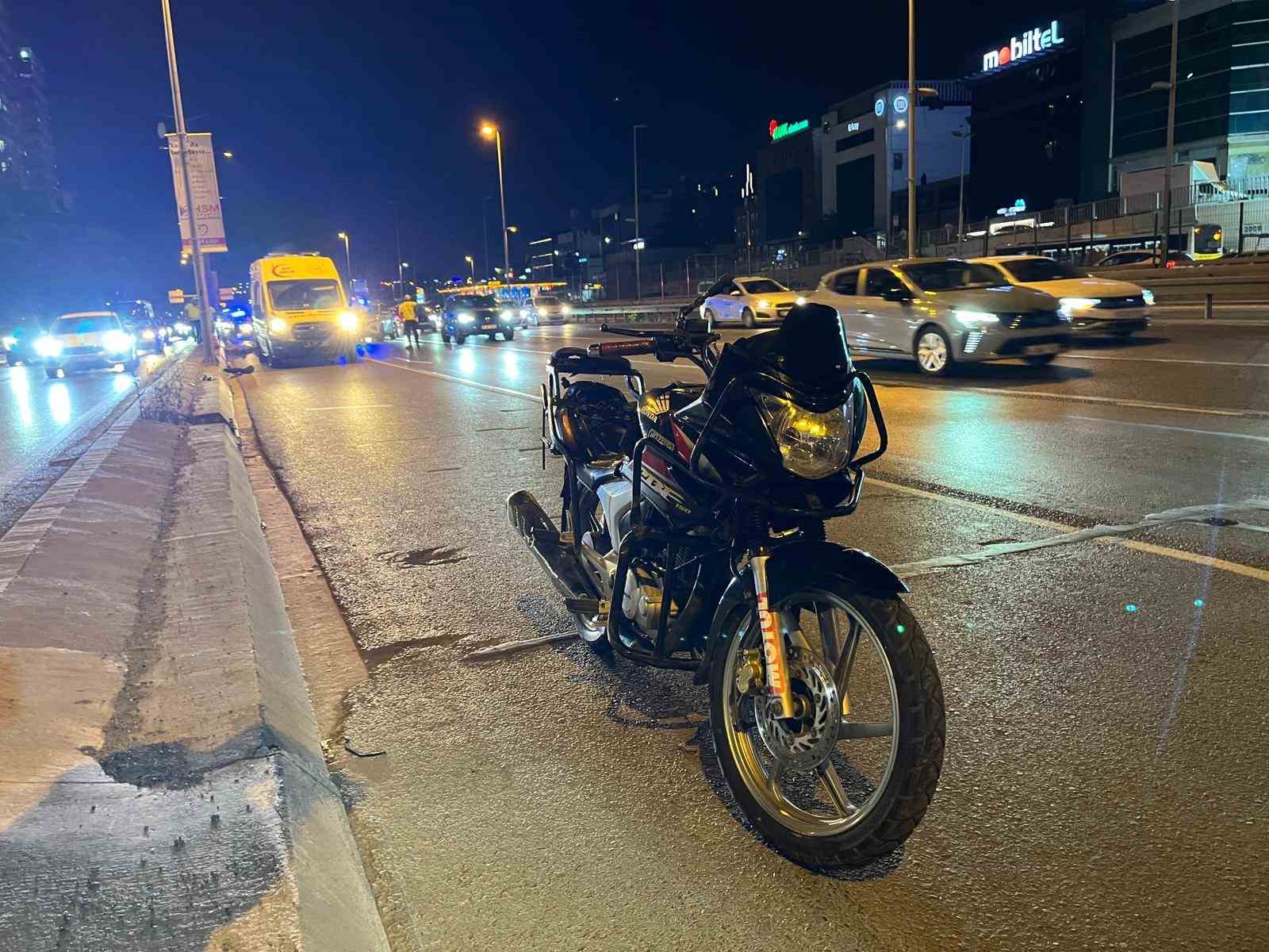 bakirkoy e5te kontrolden cikan motosiklet direge carpti 2 olu 2 hzBcSGQW