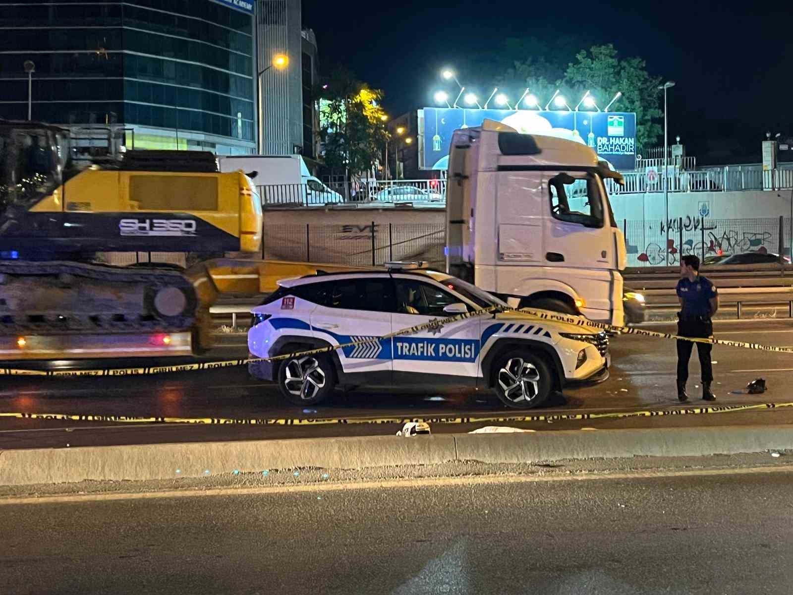 bakirkoy e5te kontrolden cikan motosiklet direge carpti 2 olu 3 U43GRWa5