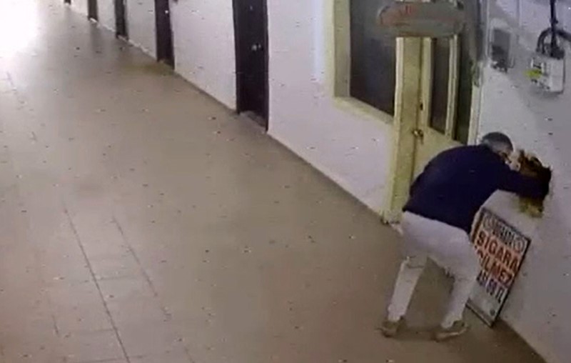bakirkoyde akil almaz 40 bin dolarlik saat hirsizligi kamerada 0 Rl9GFsVF