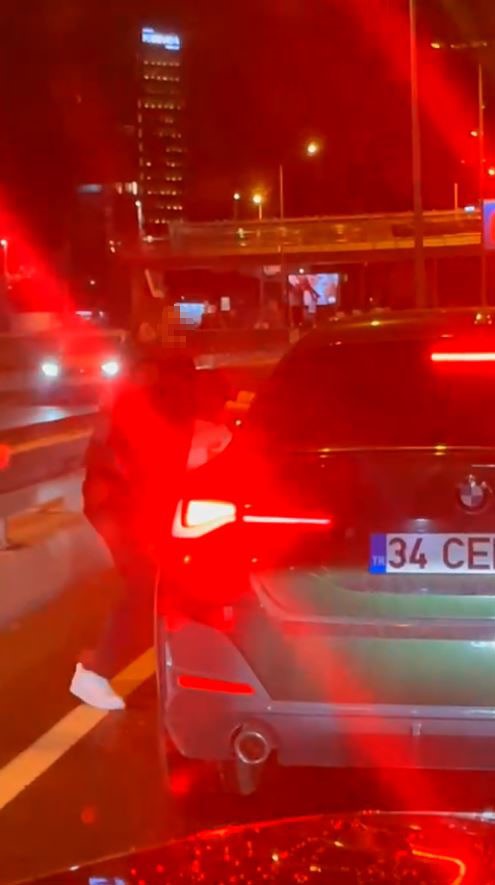 Bakırköy’de bir maganda trafikte tartıştığı kadın sürücüyü böyle darp etti 5 bakirkoyde bir maganda trafikte tartistigi kadin surucuyu boyle darp etti 1