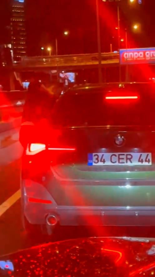 Bakırköy’de bir maganda trafikte tartıştığı kadın sürücüyü böyle darp etti 6 bakirkoyde bir maganda trafikte tartistigi kadin surucuyu boyle darp etti 2 nJkqIfEl