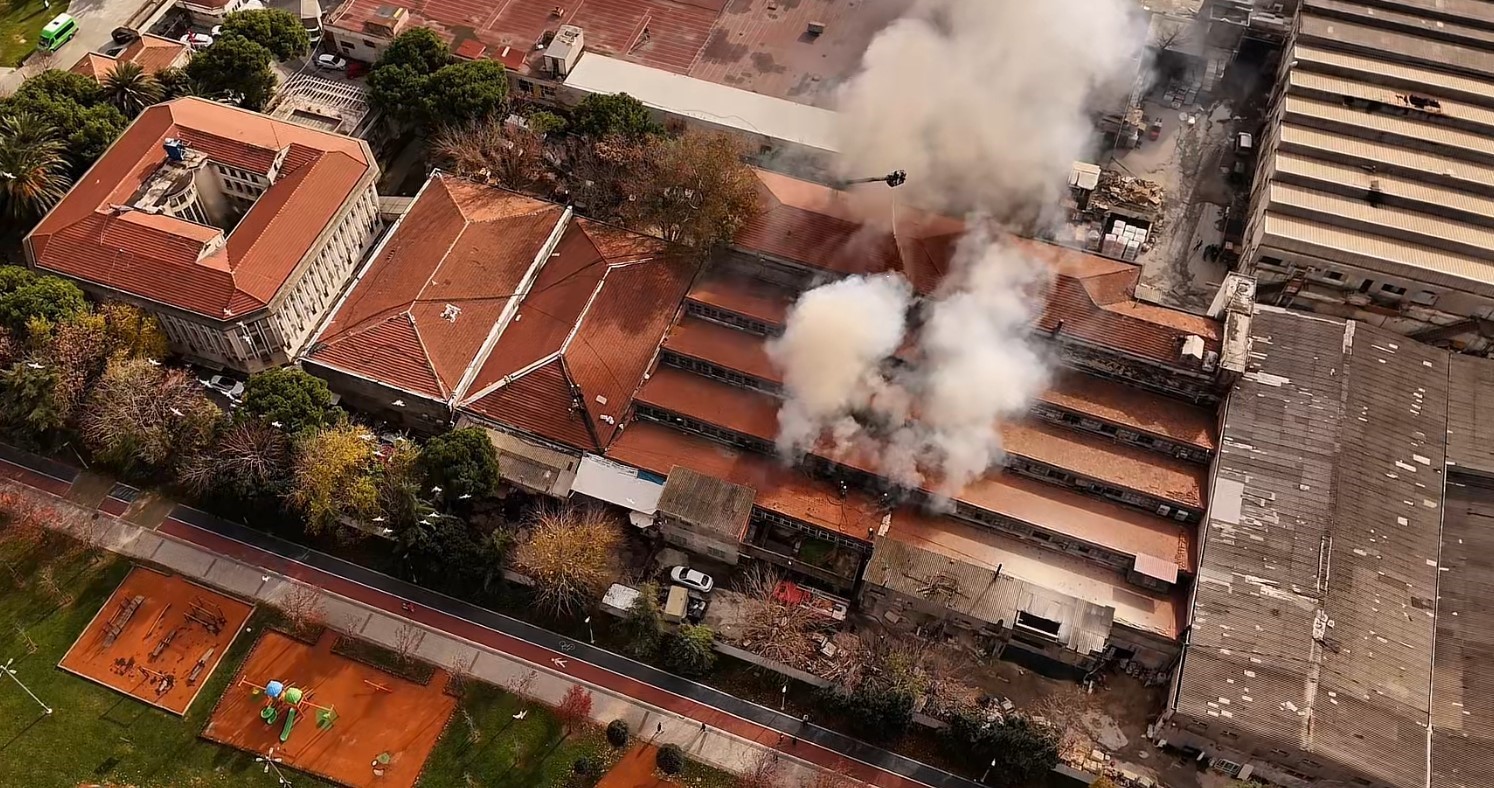 bakirkoyde fabrika yangininda yukselen dumanlar kilometrelerce uzaktan goruldu 0 TWfJvLOM