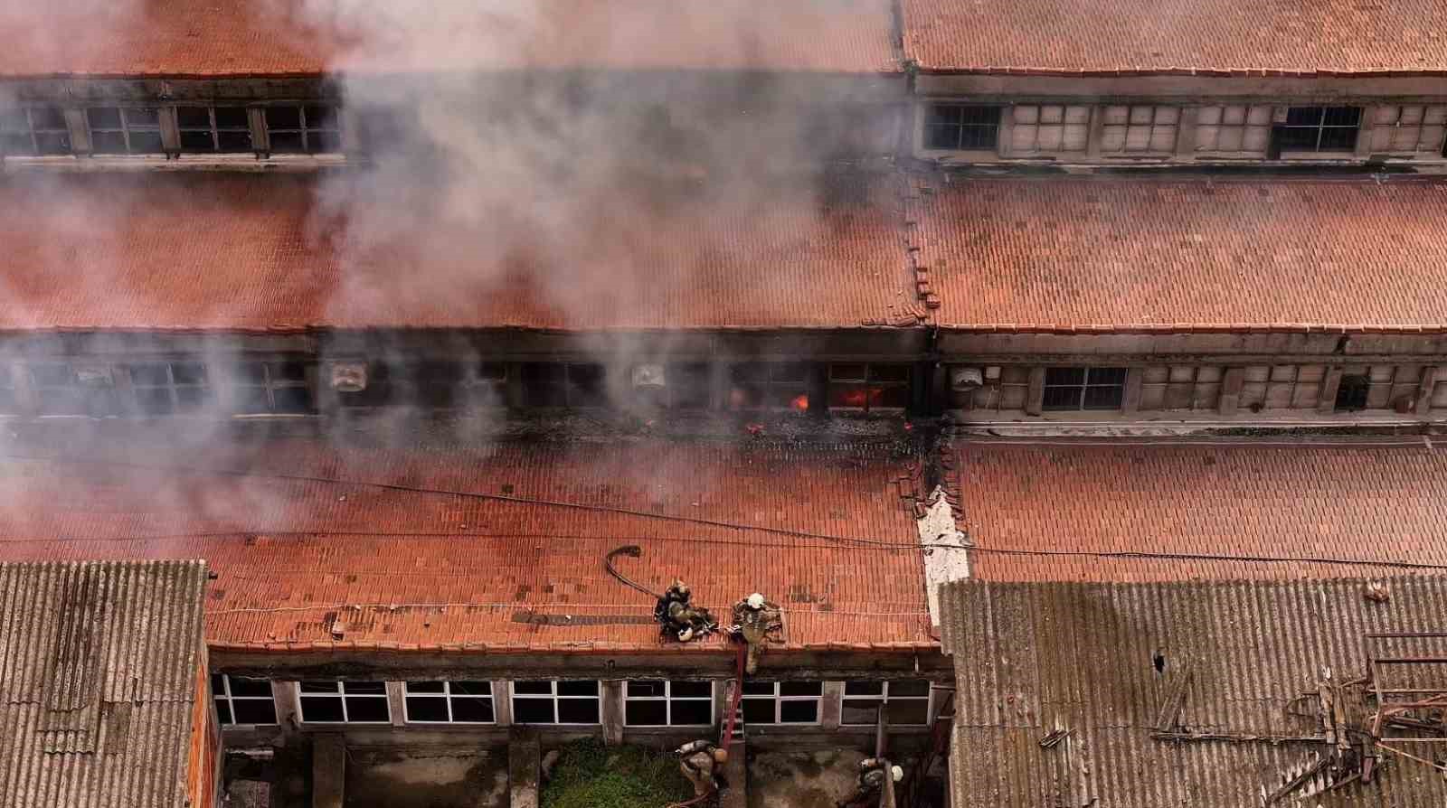 bakirkoyde fabrika yangininda yukselen dumanlar kilometrelerce uzaktan goruldu 1 GYBAnVIt