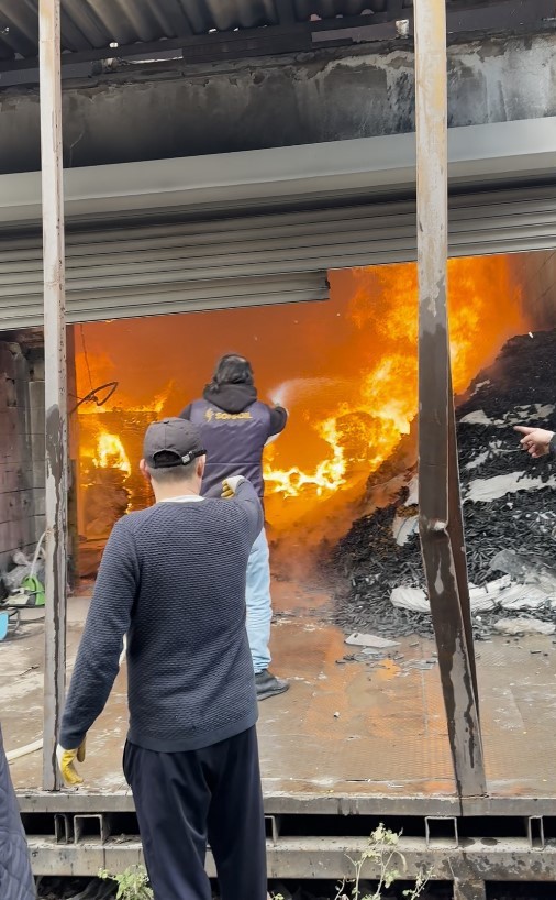 bakirkoyde fabrika yangininda yukselen dumanlar kilometrelerce uzaktan goruldu 2 fiZ3PhNL