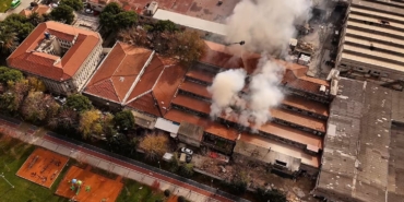 bakirkoyde-fabrika-yangininda-yukselen-dumanlar-kilometrelerce-uzaktan-goruldu-VBeIBlSH.jpg