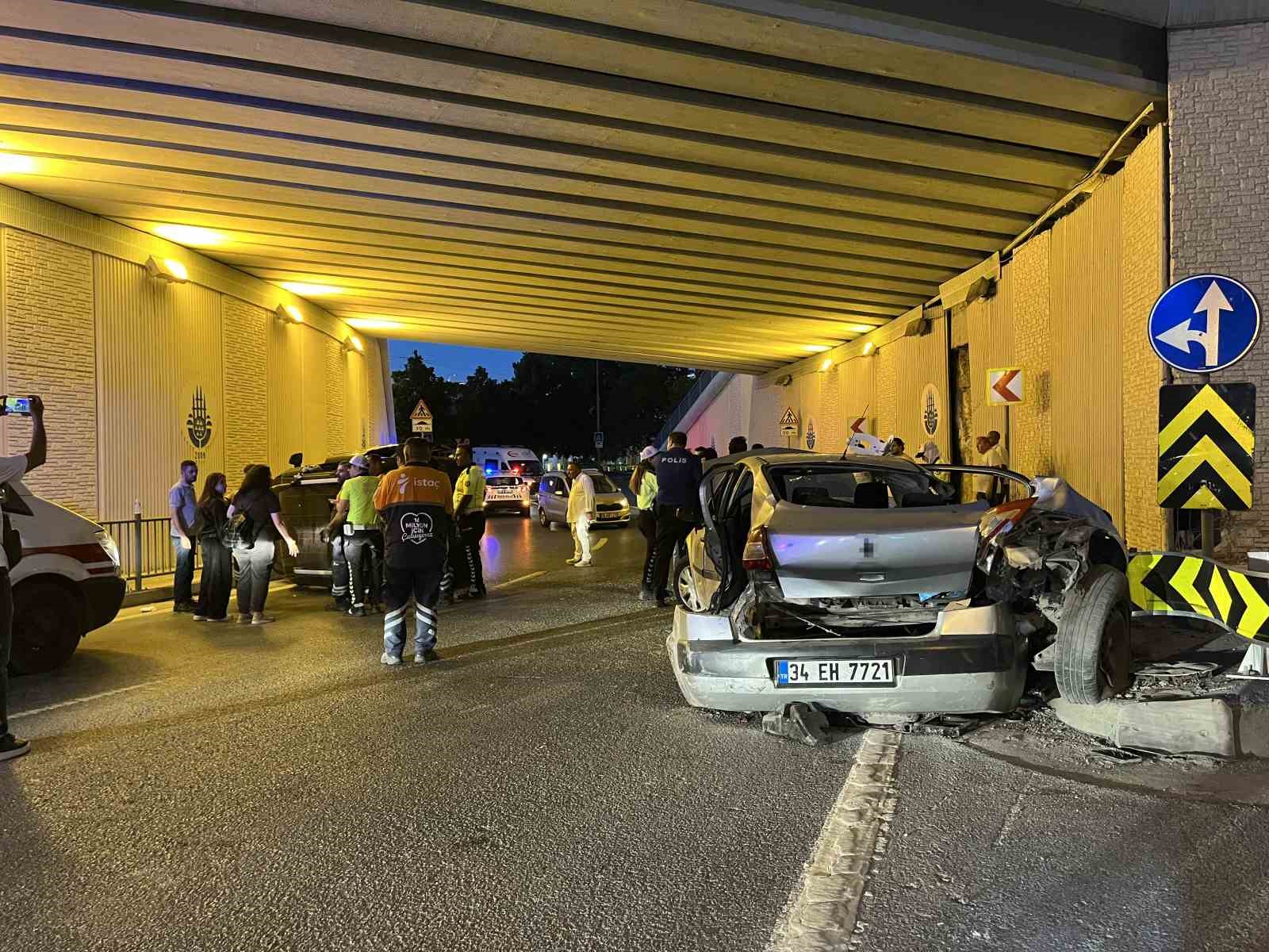 bakirkoyde hafif ticari arac ile otomobil carpisti 5 yarali 0 3iUiKMd8