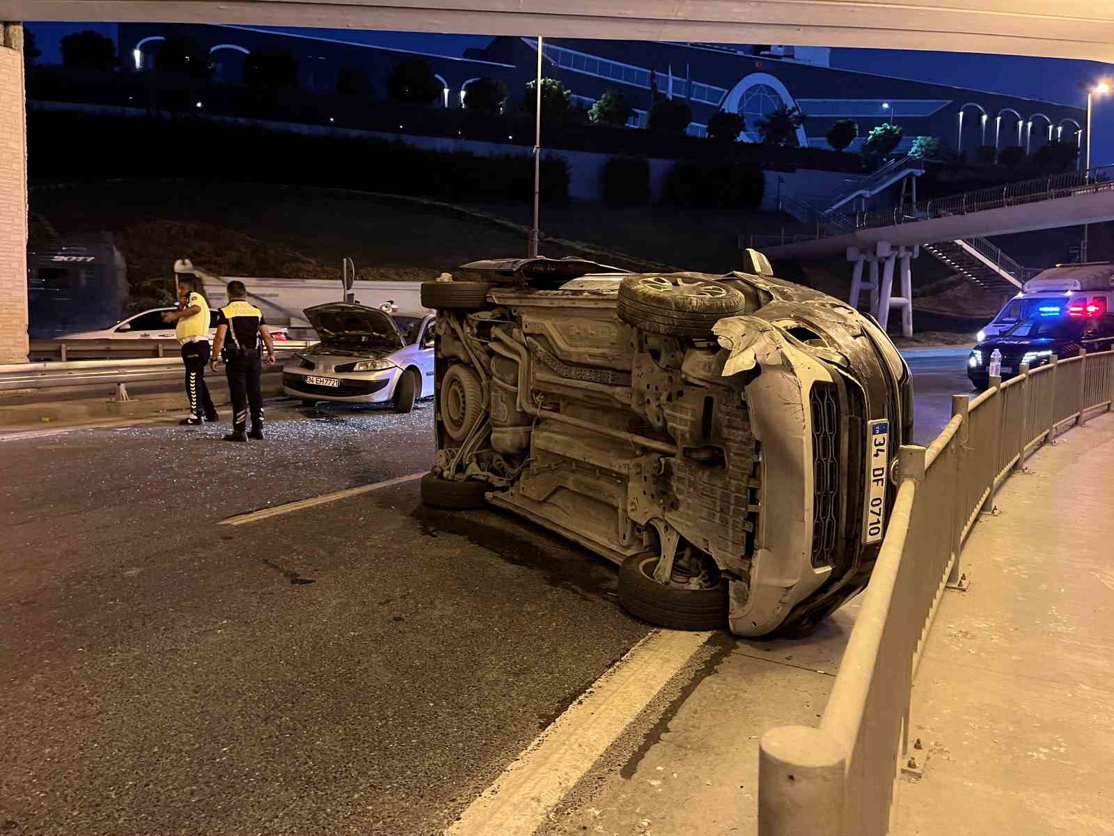 bakirkoyde hafif ticari arac ile otomobil carpisti 5 yarali 1 LnTzBvJW