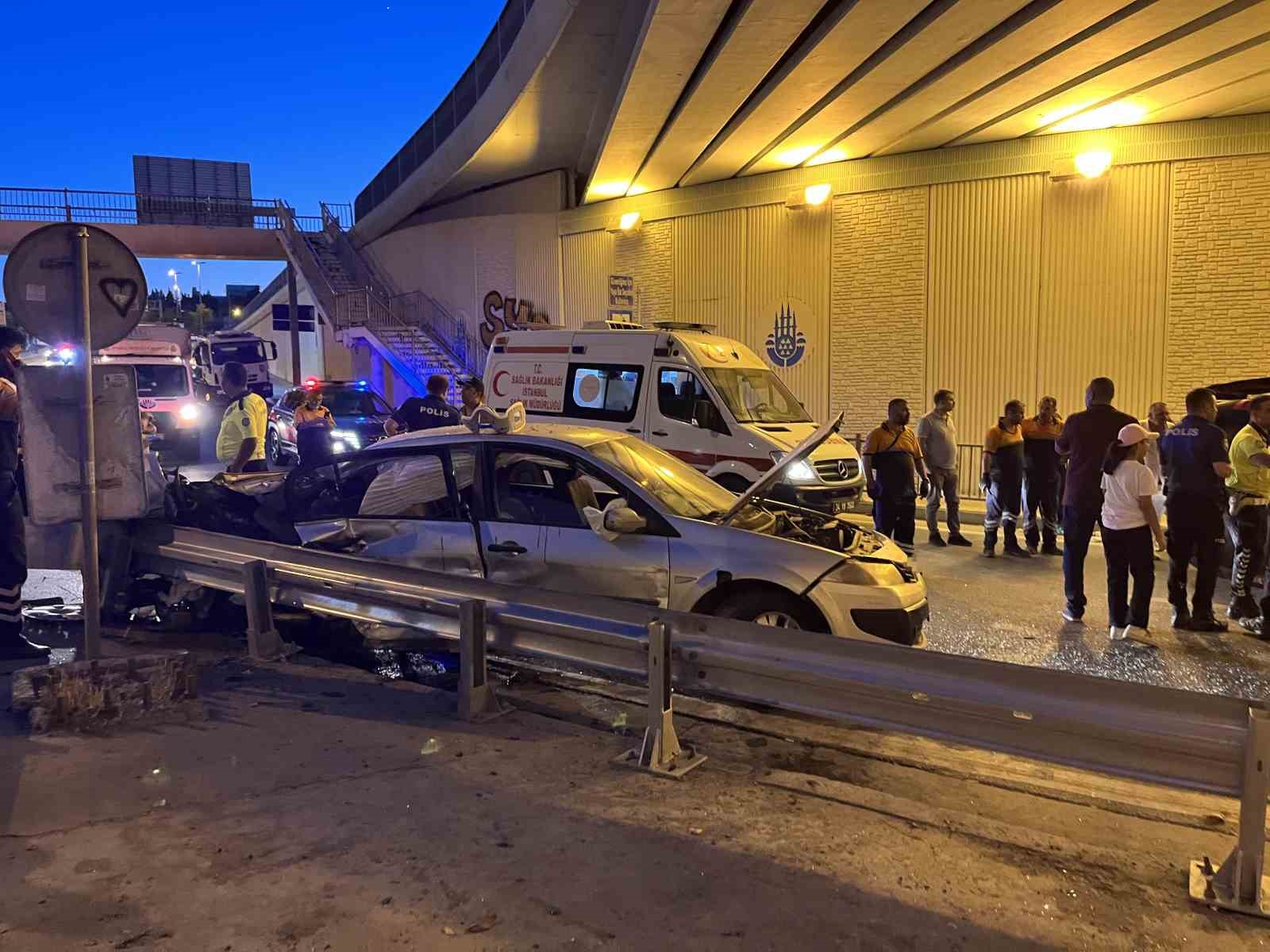 bakirkoyde hafif ticari arac ile otomobil carpisti 5 yarali 2 LlVtbcZt