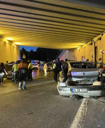 bakirkoyde-hafif-ticari-arac-ile-otomobil-carpisti-5-yarali-staXuwT7.jpg