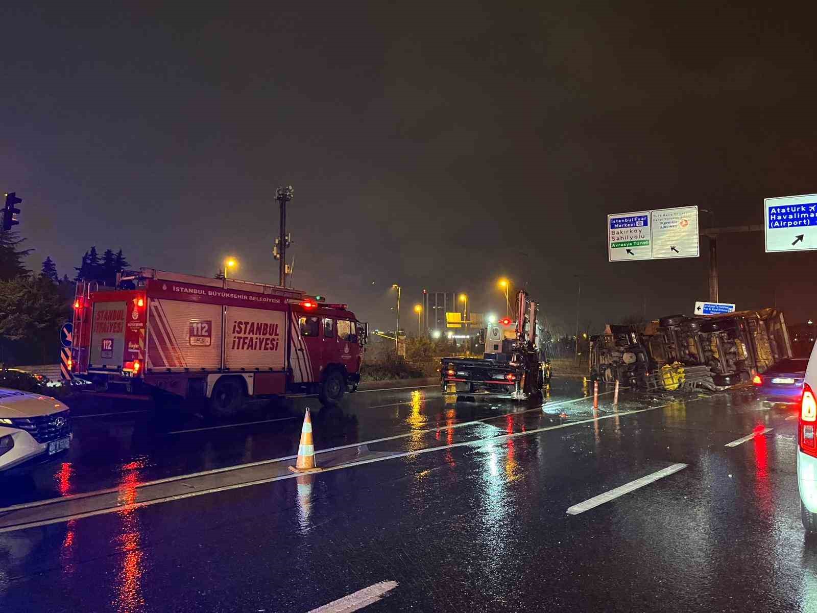 bakirkoyde hafriyat kamyonu bariyere carparak devrildi 2 yarali 0 5QnOX1G2