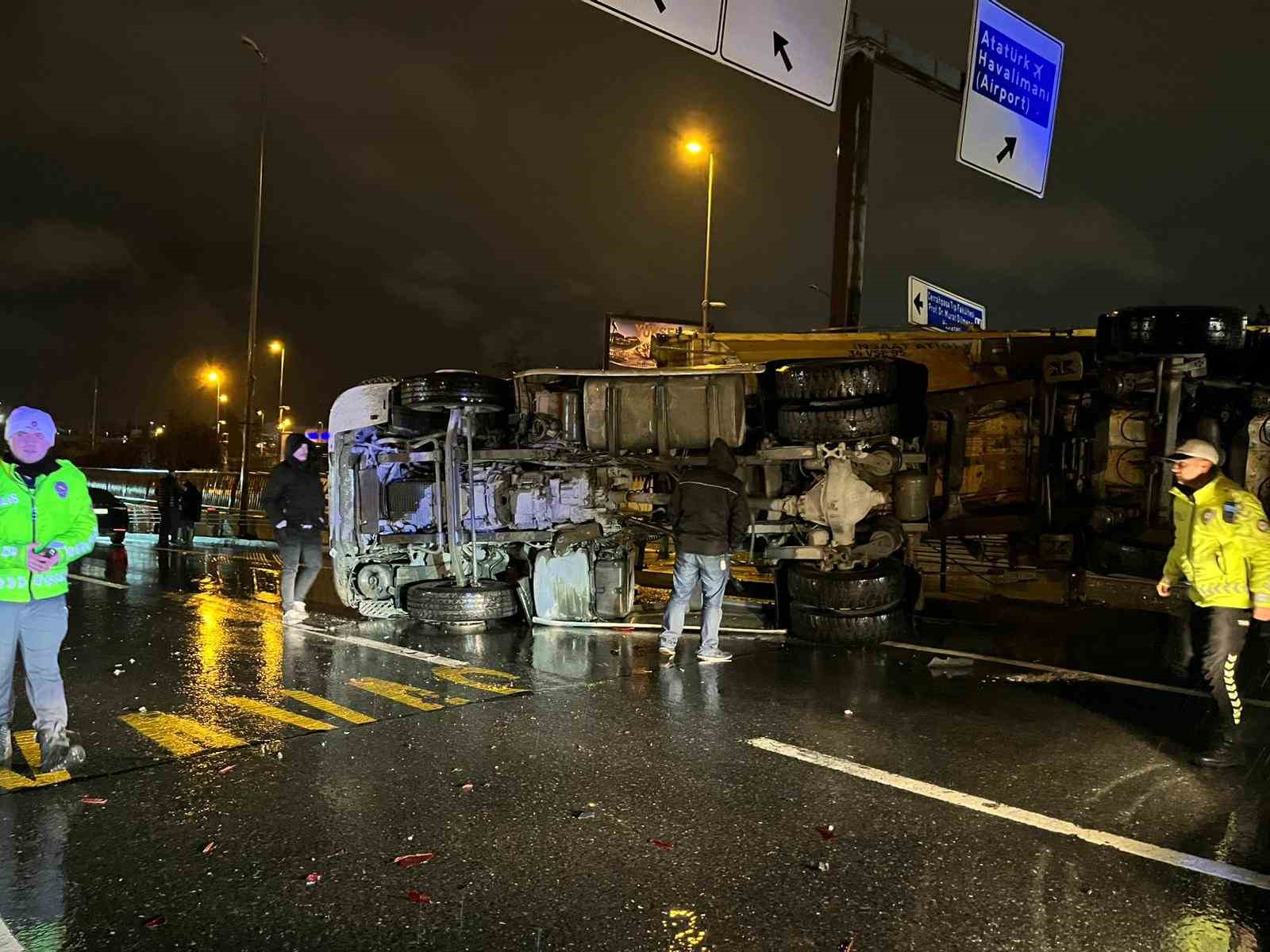 bakirkoyde hafriyat kamyonu bariyere carparak devrildi 2 yarali 1 bwH1ubrI