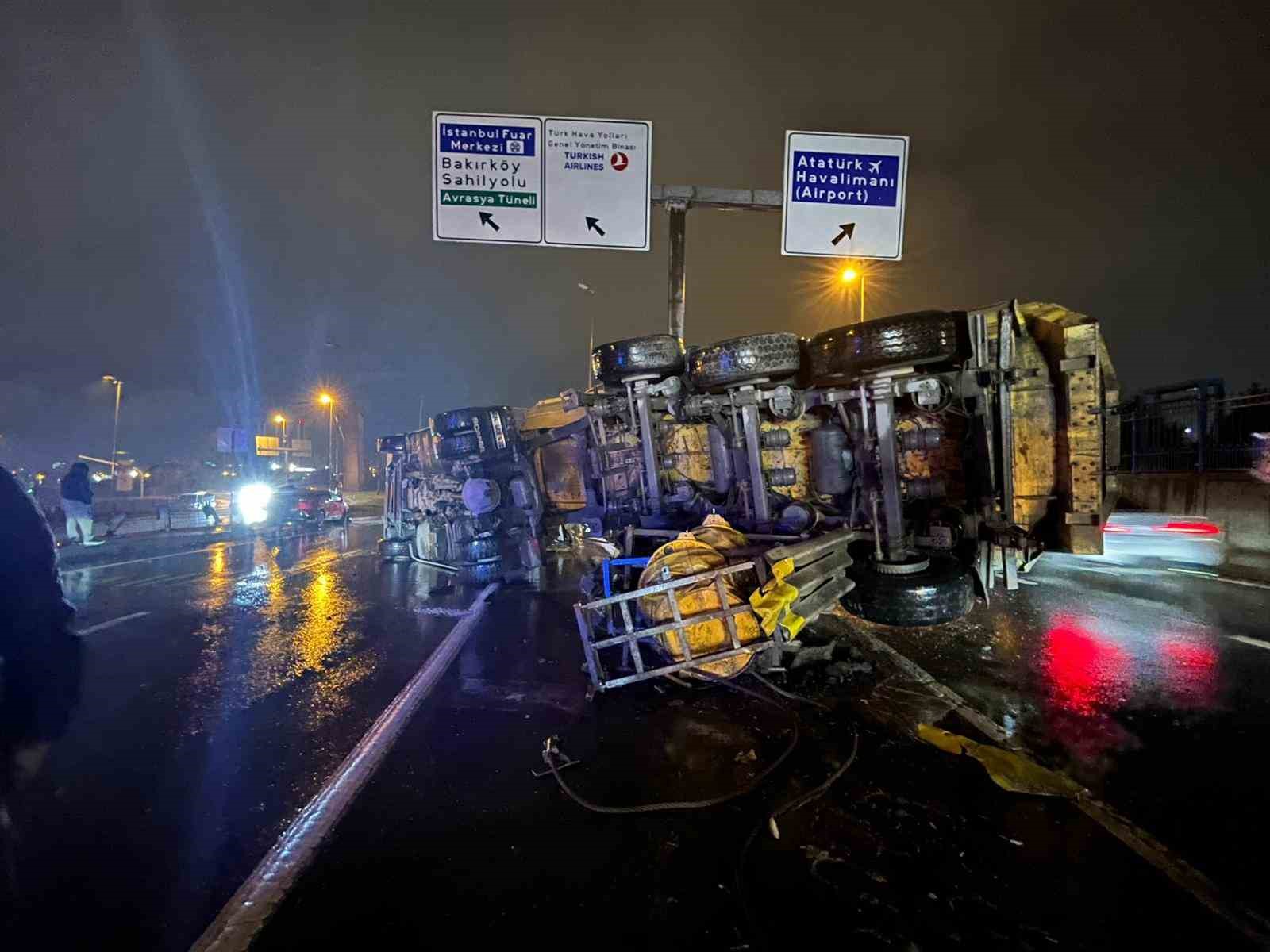 bakirkoyde hafriyat kamyonu bariyere carparak devrildi 2 yarali 2 6s3yrIrY