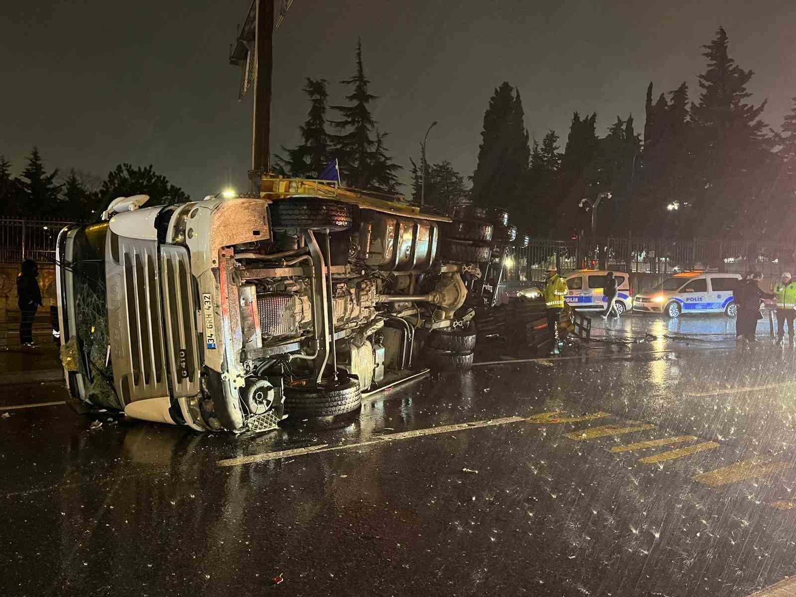 bakirkoyde hafriyat kamyonu bariyere carparak devrildi 2 yarali 3 e2rYtiIm