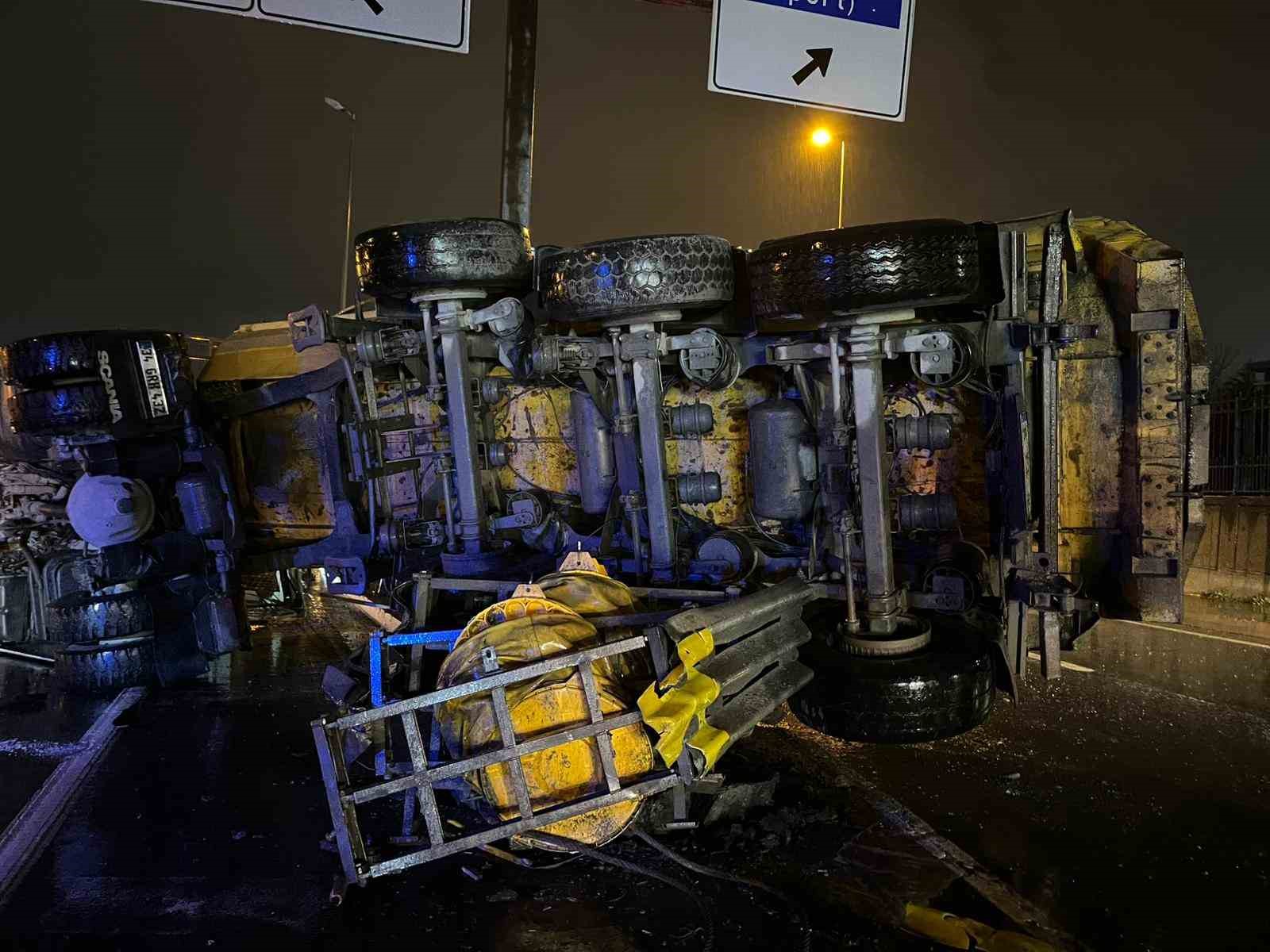 bakirkoyde hafriyat kamyonu bariyere carparak devrildi 2 yarali 5 FeSOalUt