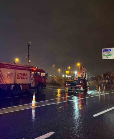 bakirkoyde-hafriyat-kamyonu-bariyere-carparak-devrildi-2-yarali-Ev266xkE.jpg