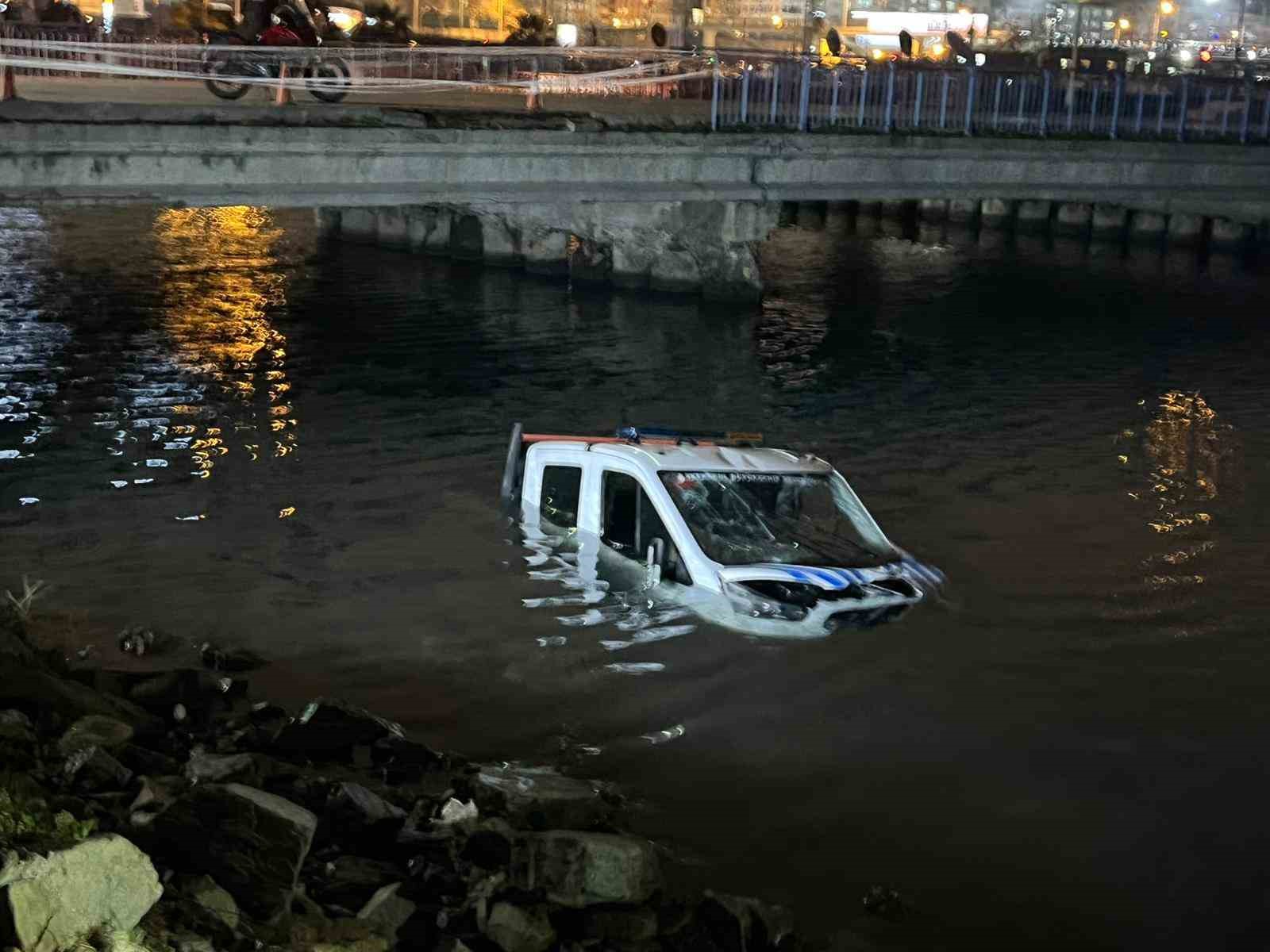 bakirkoyde ibbye ait zabita araci denize dustu 0 JhR8pSIA