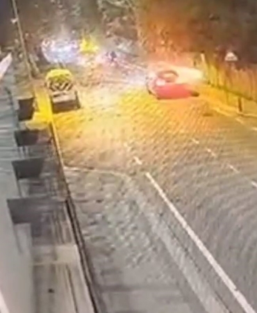 bakirkoyde-is-makinesine-carpan-motosikletli-yaralandi-wBsGZZm1.jpg