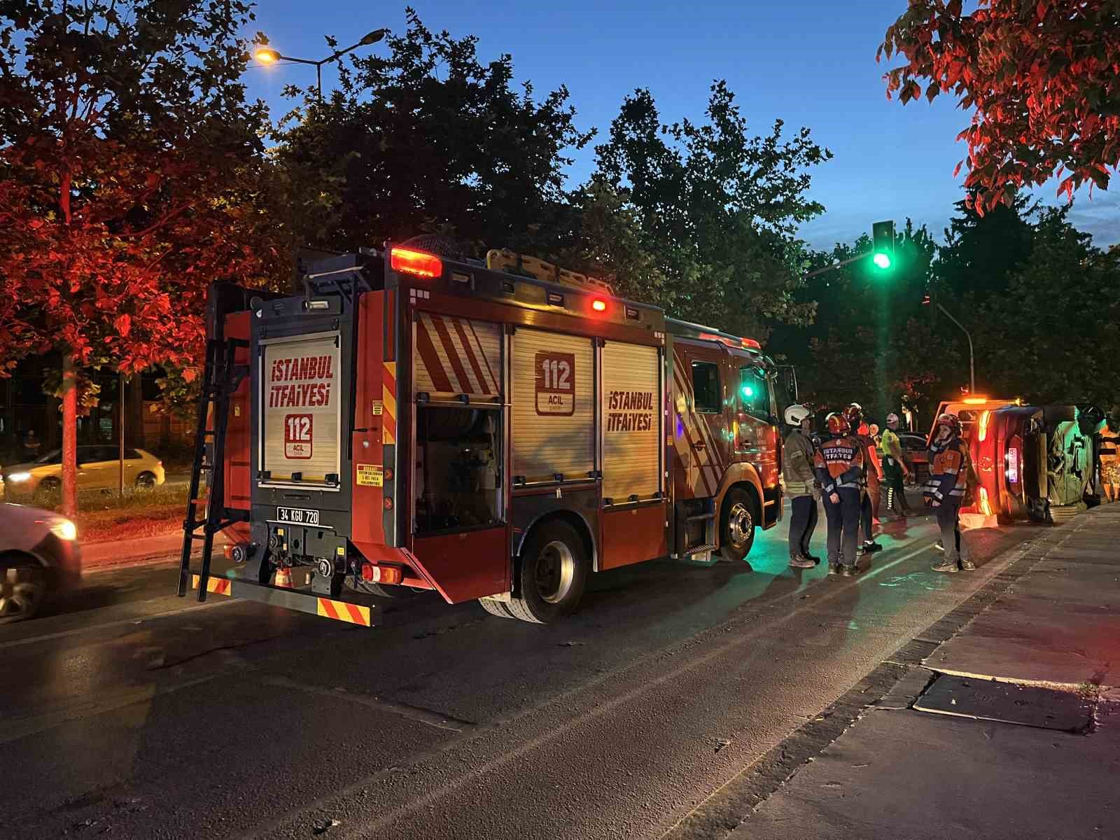 Bakırköy’de kaza yapan lüks araç yan yattı: 2 yaralı 4 bakirkoyde kaza yapan luks arac yan yatti 2 yarali 0 1IdbTWJk