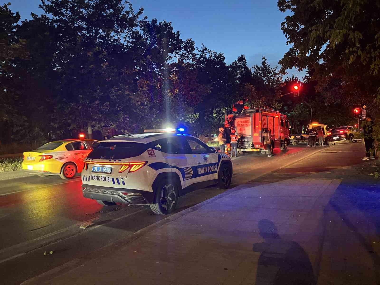 Bakırköy’de kaza yapan lüks araç yan yattı: 2 yaralı 5 bakirkoyde kaza yapan luks arac yan yatti 2 yarali 1 2fSVdjdu