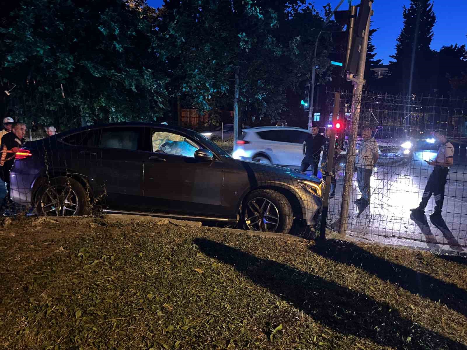 Bakırköy’de kaza yapan lüks araç yan yattı: 2 yaralı 6 bakirkoyde kaza yapan luks arac yan yatti 2 yarali 2 tUG1OvIk