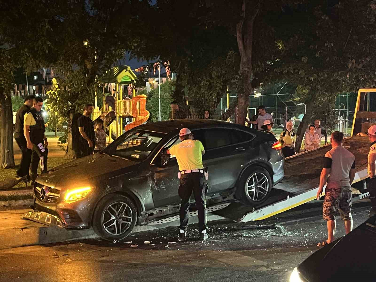 Bakırköy’de kaza yapan lüks araç yan yattı: 2 yaralı 7 bakirkoyde kaza yapan luks arac yan yatti 2 yarali 3 3Jy1sdV3