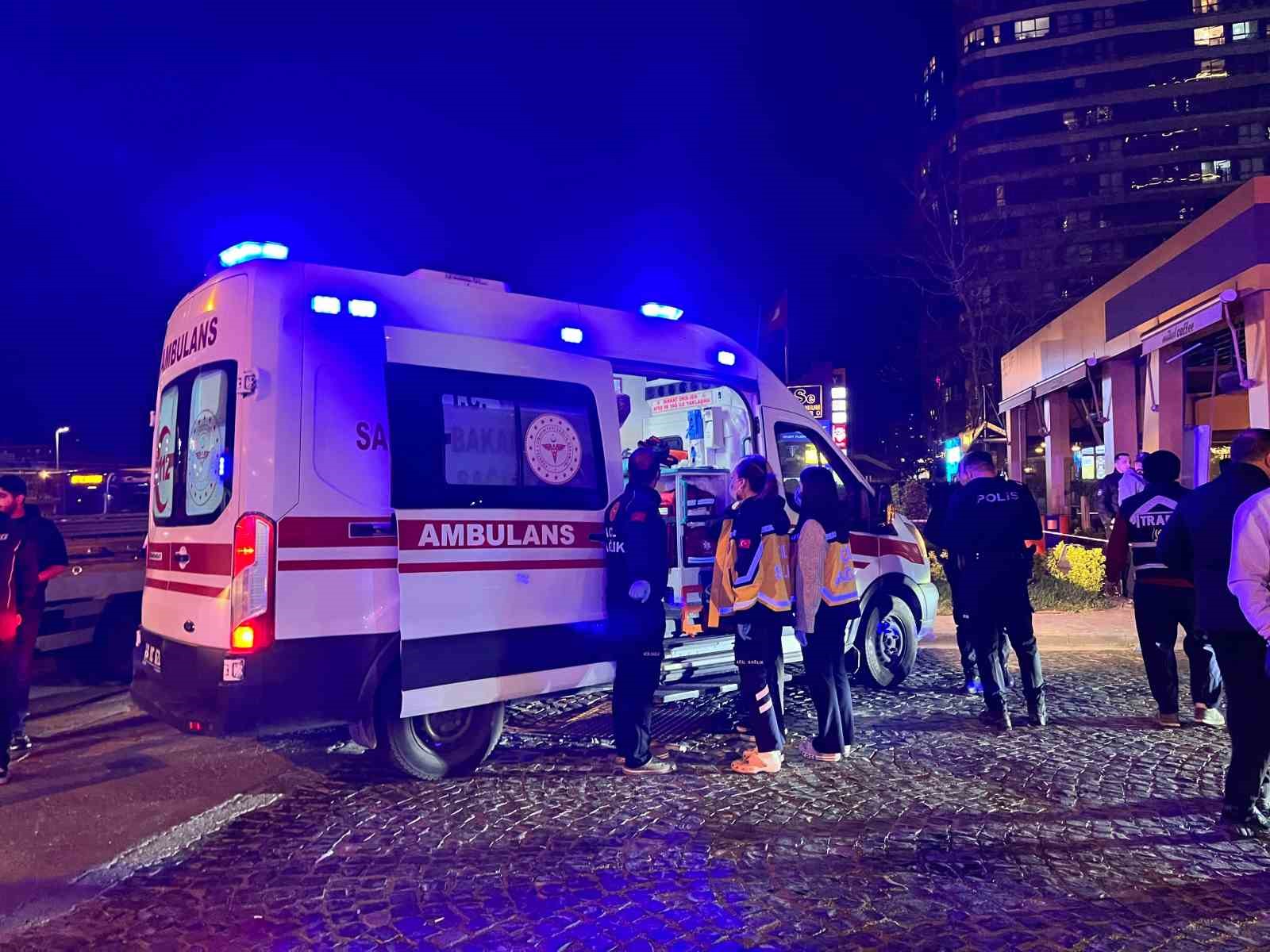 bakirkoyde kontrolden cikan arac kafeye daldi 6 yarali 1 FlRzcYip