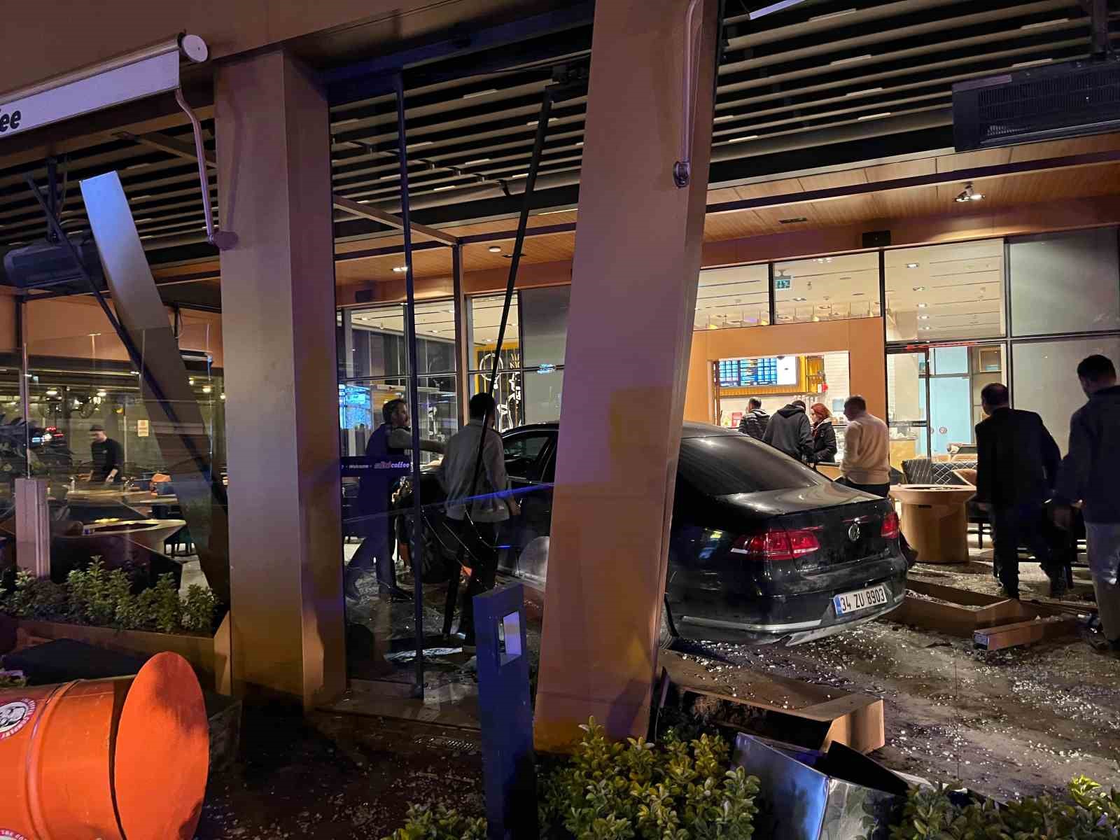 bakirkoyde kontrolden cikan arac kafeye daldi 6 yarali 2 JEXacLfP