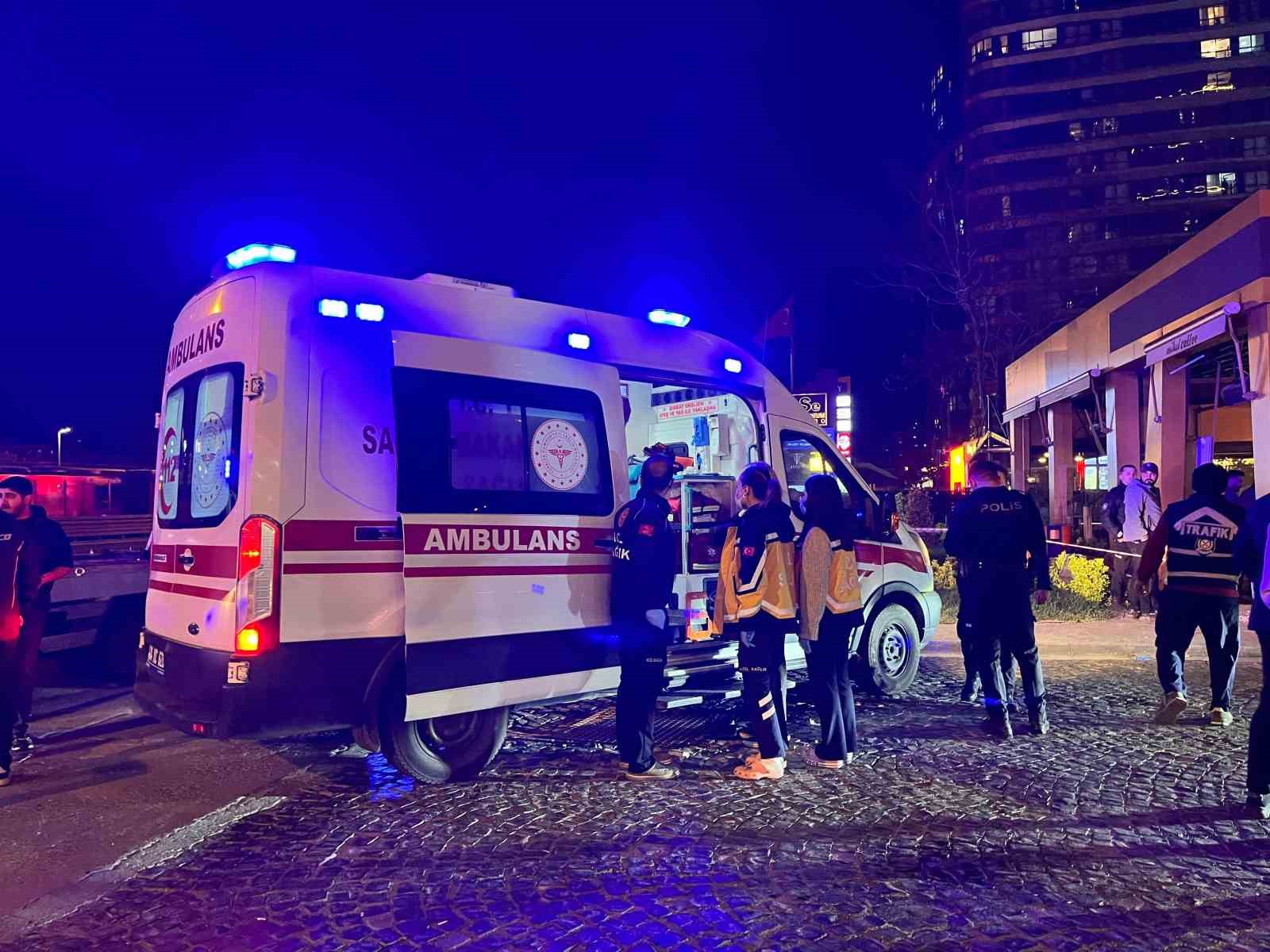 bakirkoyde kontrolden cikan arac kafeye daldi 6 yarali 3 Z312b3Yy