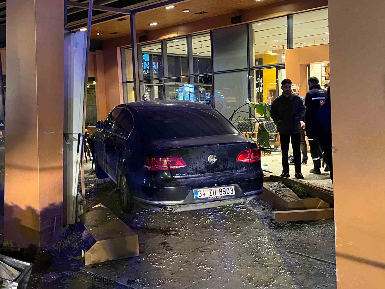 bakirkoyde kontrolden cikan arac kafeye daldi 6 yarali 4 lZDjn4NR