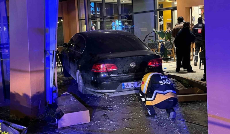 bakirkoyde-kontrolden-cikan-arac-kafeye-daldi-6-yarali-HjYAi4Tz.jpg
