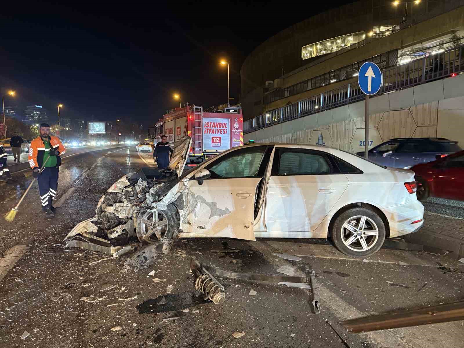 Bakırköy’de kontrolden çıkan otomobil karşı şeritteki araca çarptı 4 bakirkoyde kontrolden cikan otomobil karsi seritteki araca carpti 0 lg9YVYIT