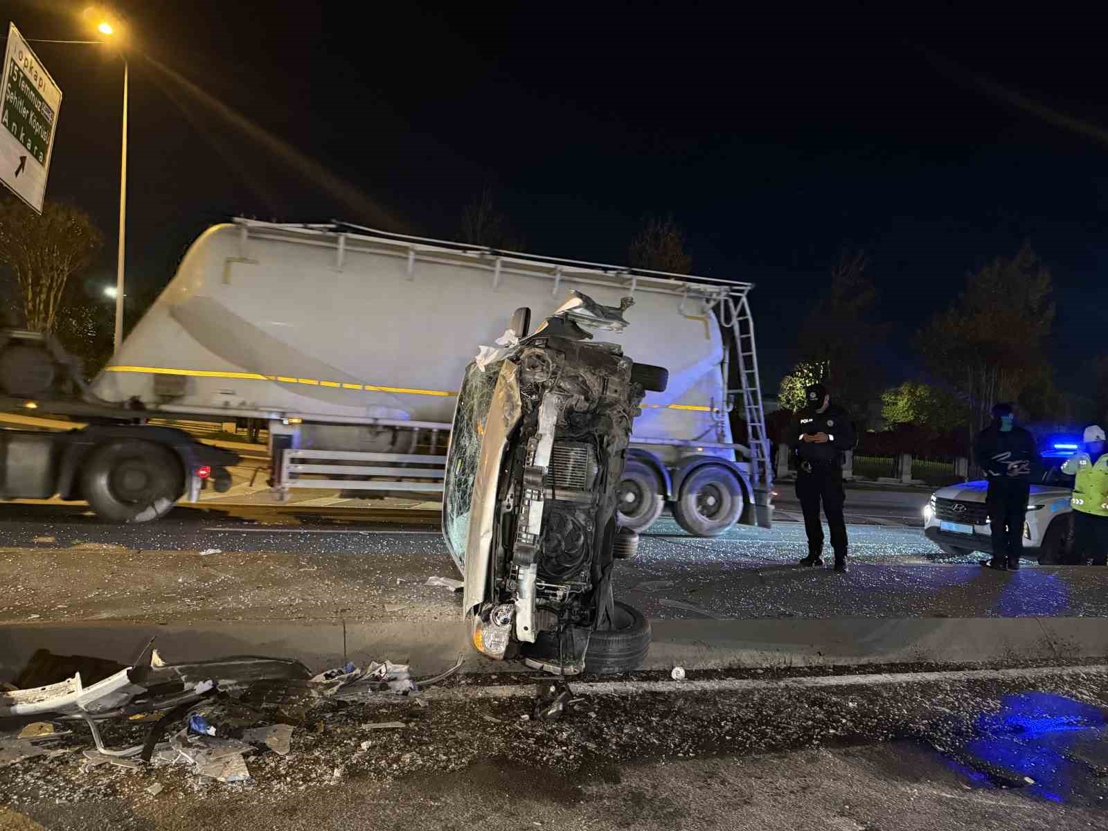 Bakırköy’de kontrolden çıkan otomobil karşı şeritteki araca çarptı 5 bakirkoyde kontrolden cikan otomobil karsi seritteki araca carpti 1 RWcHiquN