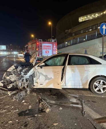 bakirkoyde-kontrolden-cikan-otomobil-karsi-seritteki-araca-carpti-dETt11Ir.jpg