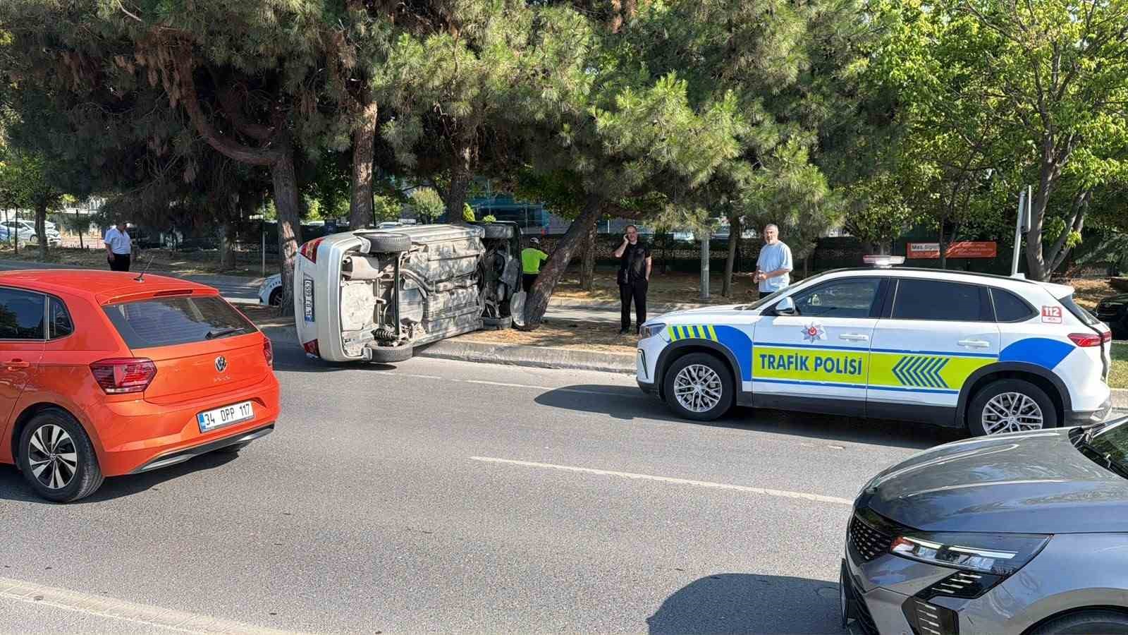 Bakırköy’de kontrolden çıkan otomobil takla attı: 1 yaralı 4 bakirkoyde kontrolden cikan otomobil takla atti 1 yarali 0 T4VM2GAH