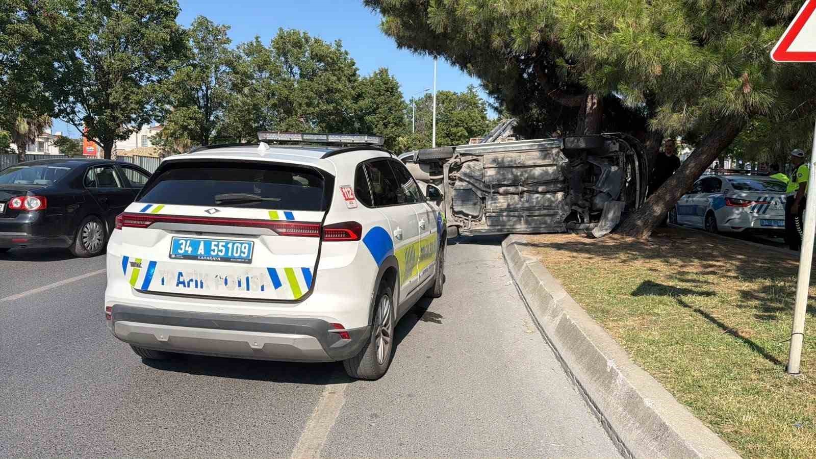 Bakırköy’de kontrolden çıkan otomobil takla attı: 1 yaralı 5 bakirkoyde kontrolden cikan otomobil takla atti 1 yarali 1