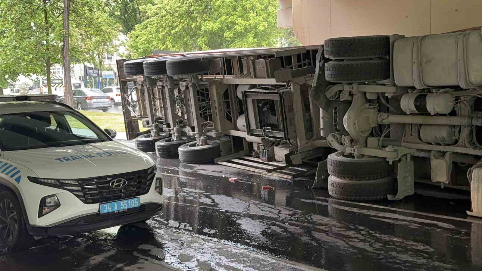 bakirkoyde marmaray ustgecidine carpan tir devrildi 1 e42eEX5j
