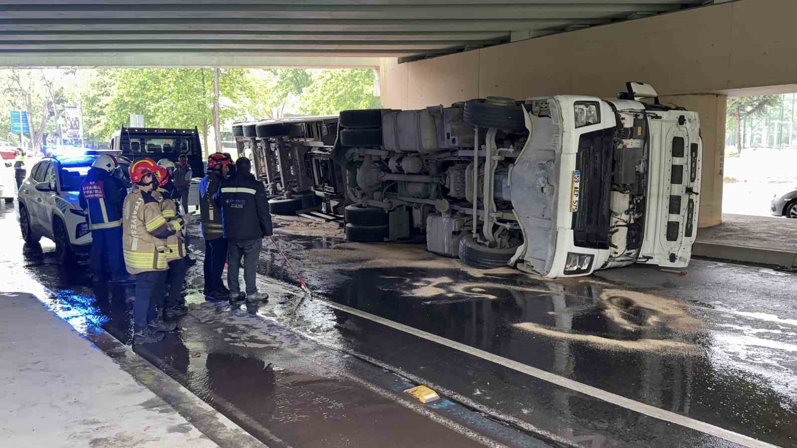 bakirkoyde marmaray ustgecidine carpan tir devrildi 2