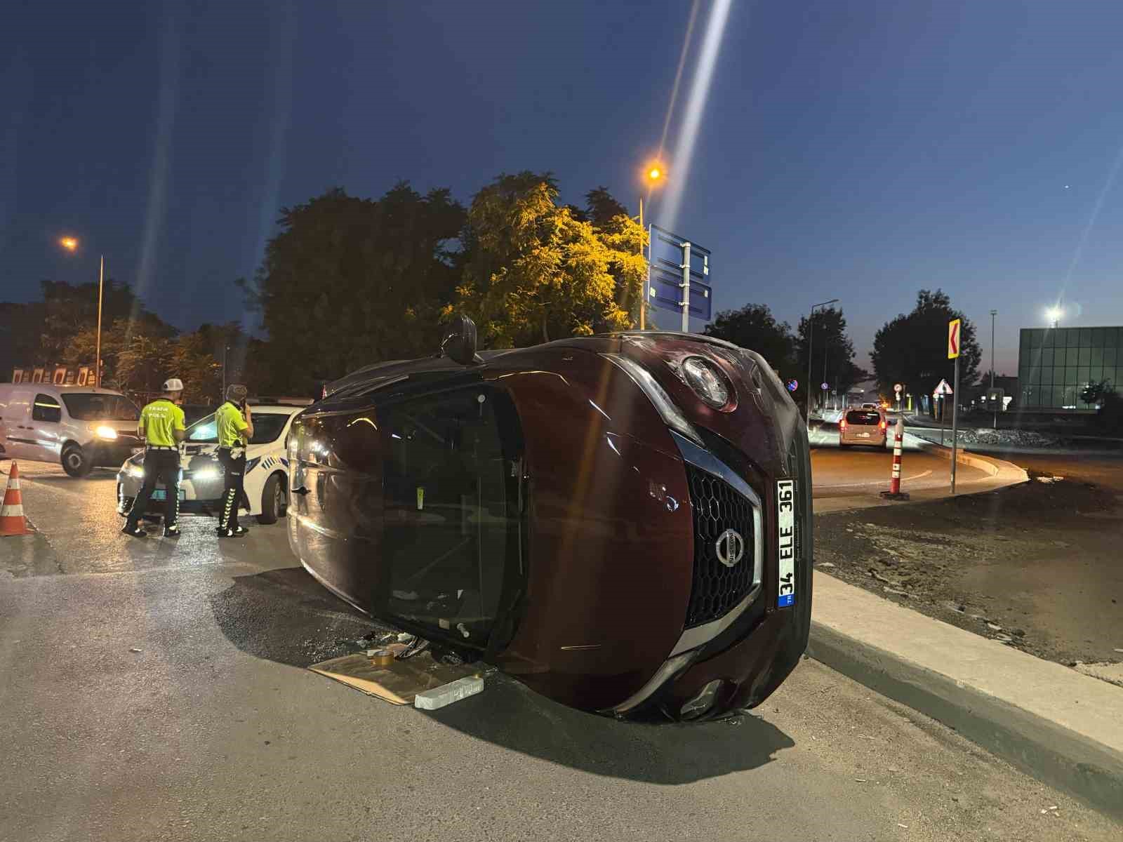 bakirkoyde otomobil refuje carpip devrildi 1 yarali 0