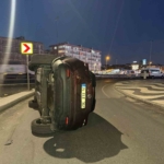 bakirkoyde-otomobil-refuje-carpip-devrildi-1-yarali-yXSJGxBn.jpg