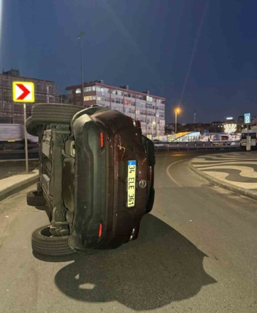 bakirkoyde-otomobil-refuje-carpip-devrildi-1-yarali-yXSJGxBn.jpg