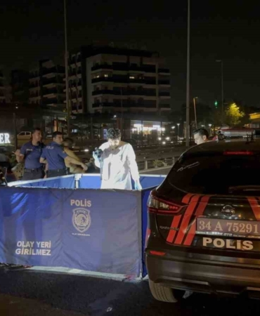 bakirkoyde-otomobilin-carptigi-adam-hayatini-kaybetti-RQpDMp6N.jpg