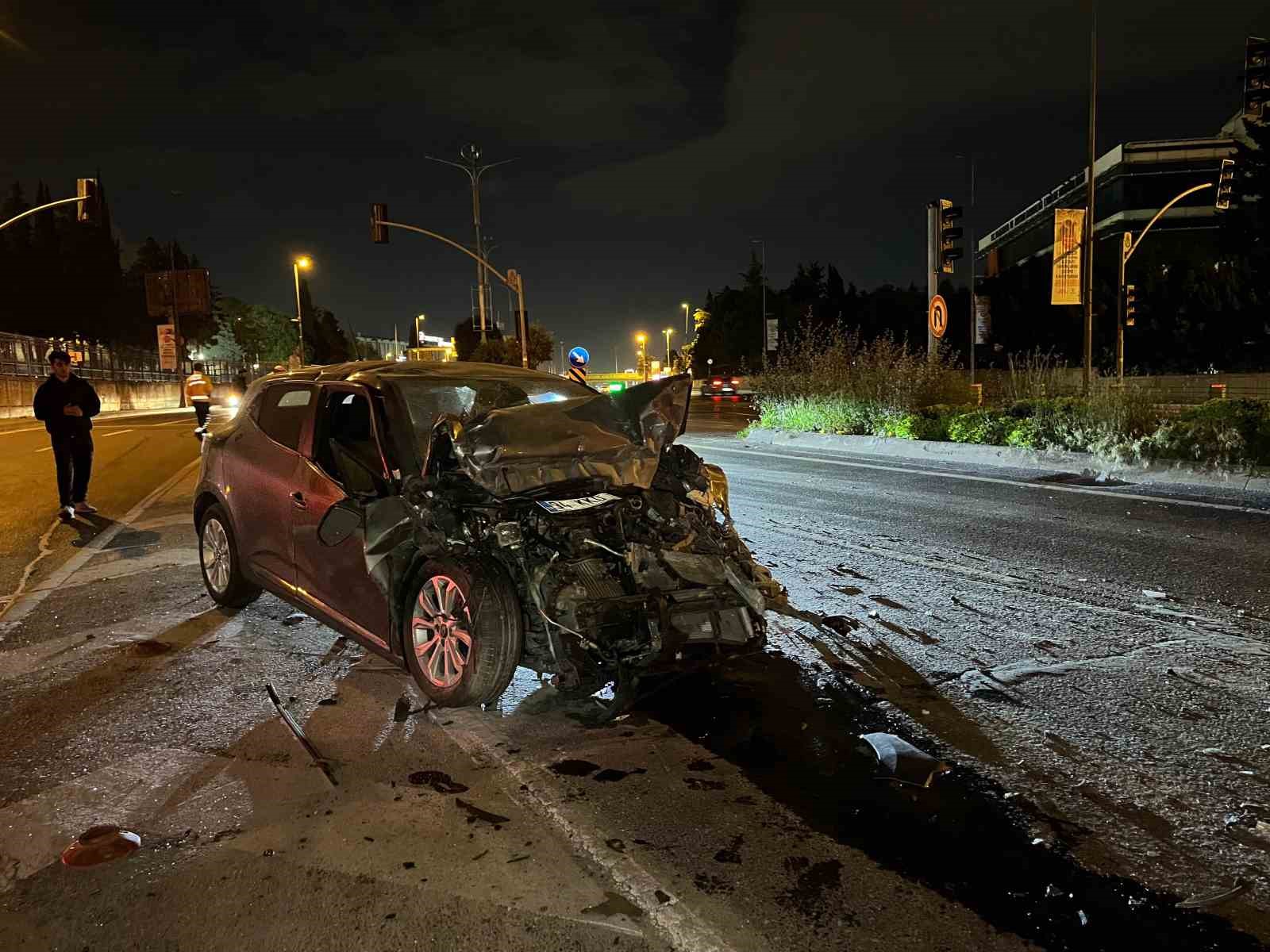 bakirkoyde seyir halindeki otomobil tira arkadan carpti 1 yarali 1