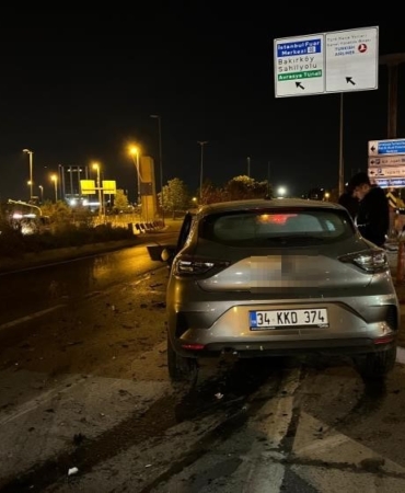 bakirkoyde-seyir-halindeki-otomobil-tira-arkadan-carpti-1-yarali-vm5e3dOr.jpg