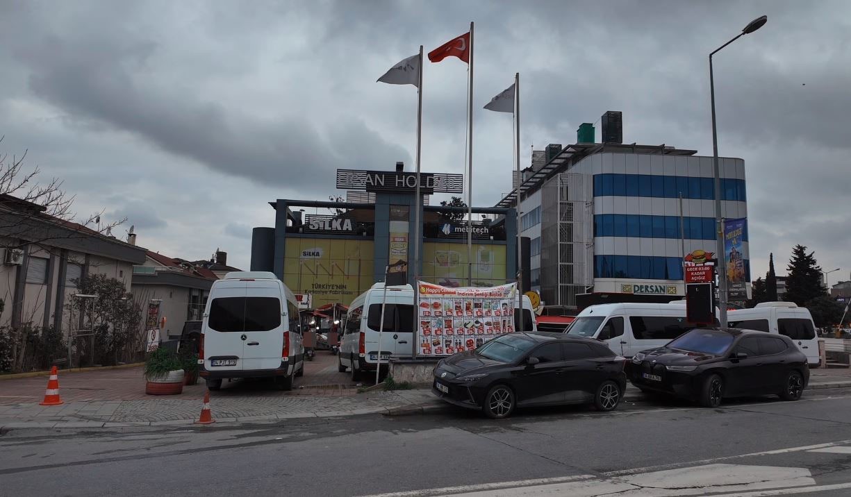 Bakırköy’deki market otoparkında "Servis Minibüsü" krizi: Müşteriler ve işletmeci isyan etti 4 bakirkoydeki market otoparkinda servis minibusu krizi musteriler ve isletmeci isyan etti 0 2tfXKShl