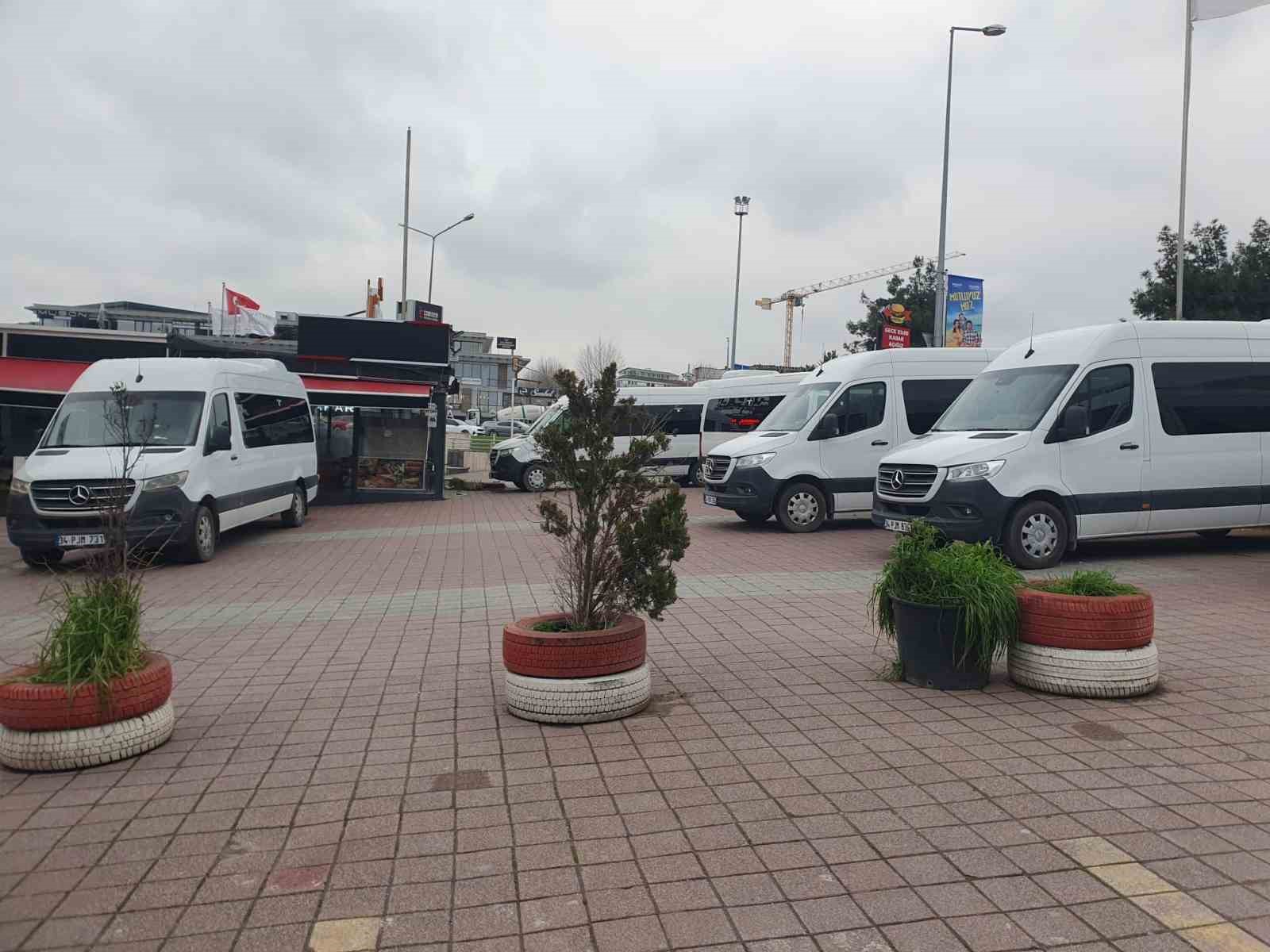 Bakırköy’deki market otoparkında "Servis Minibüsü" krizi: Müşteriler ve işletmeci isyan etti 5 bakirkoydeki market otoparkinda servis minibusu krizi musteriler ve isletmeci isyan etti 1 198cFqyW