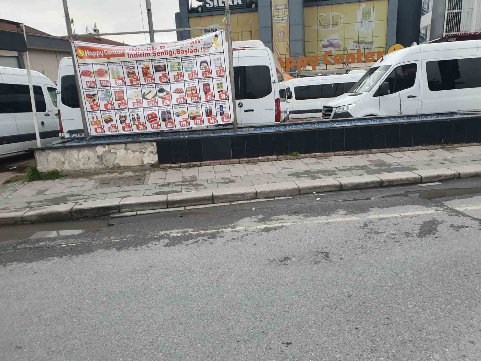 Bakırköy’deki market otoparkında "Servis Minibüsü" krizi: Müşteriler ve işletmeci isyan etti 6 bakirkoydeki market otoparkinda servis minibusu krizi musteriler ve isletmeci isyan etti 2 A66NCS43