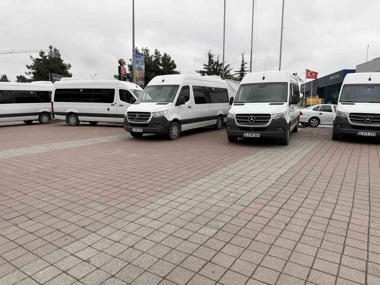 Bakırköy’deki market otoparkında "Servis Minibüsü" krizi: Müşteriler ve işletmeci isyan etti 7 bakirkoydeki market otoparkinda servis minibusu krizi musteriler ve isletmeci isyan etti 3 KTi2W41y