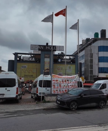 bakirkoydeki-market-otoparkinda-servis-minibusu-krizi-musteriler-ve-isletmeci-isyan-etti-DFIPHAuE.jpg