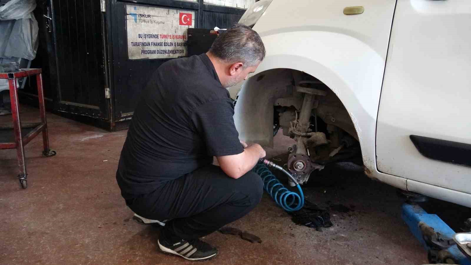 balata degisimi sirasinda tekerlekten cikan kertenkele sasirtti 1 WhzWcj18